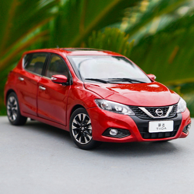 Original manufacturer 1:18 Dongfeng Nissan ,NISSAN TITDA 2016 diecast car model with small gift