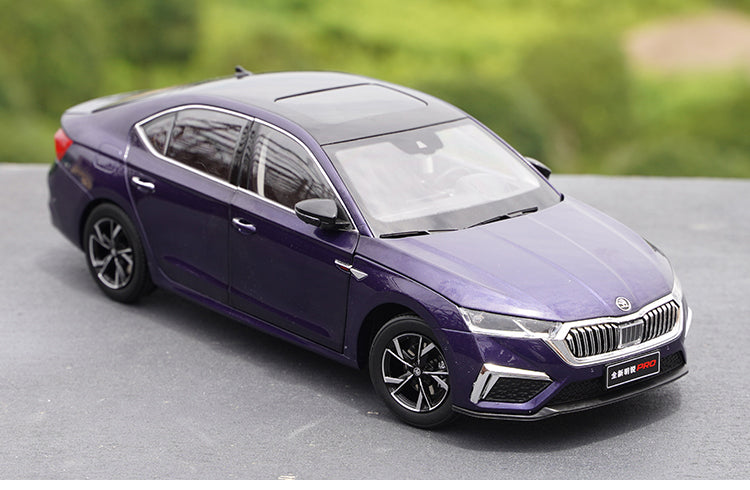 Original factory 1:18 SAIC Skoda brand new Octavia PRO 2021 Diecast Orange/Blue Alloy diecast scale miniature for gift