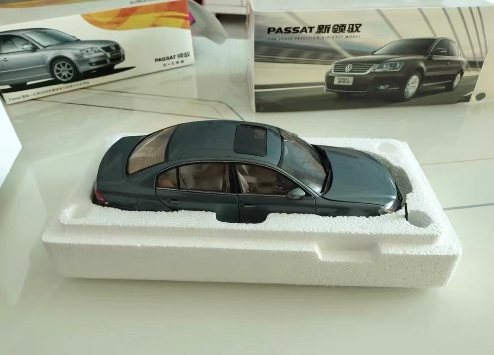 1:18 Volkswagen VW Passat V6 cyan diecast scale car model for collection