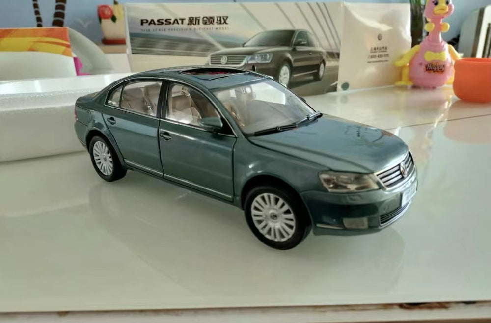 1:18 Volkswagen VW Passat V6 cyan diecast scale car model for collection