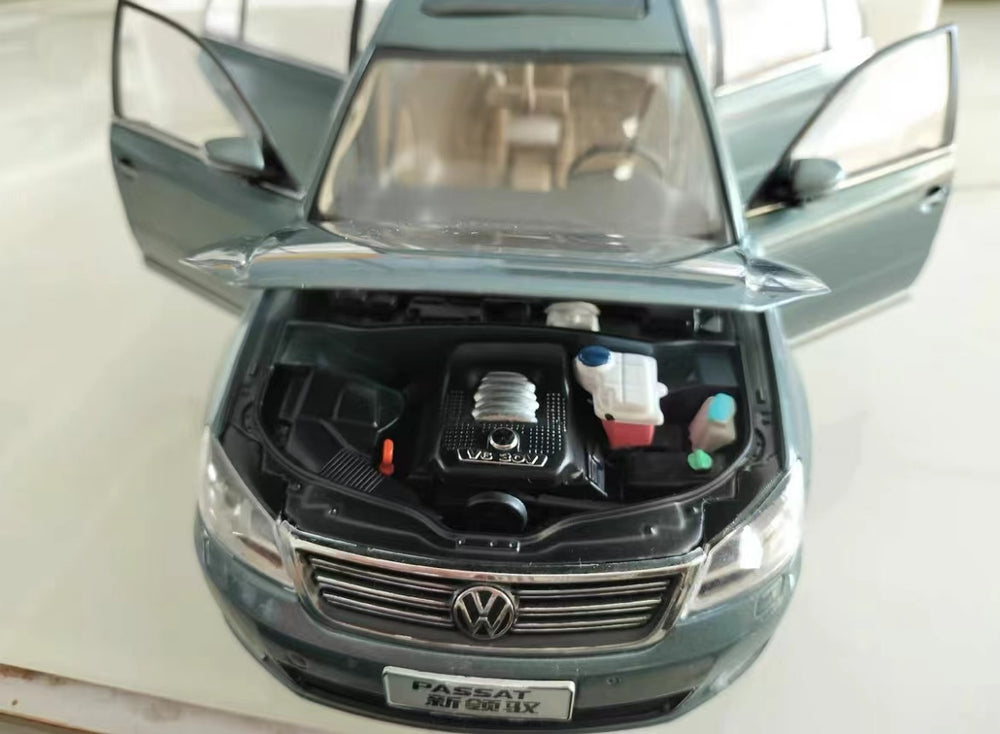 1:18 Volkswagen VW Passat V6 cyan diecast scale car model for collection