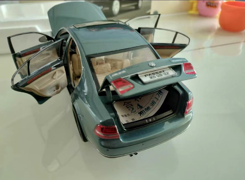 1:18 Volkswagen VW Passat V6 cyan diecast scale car model for collection