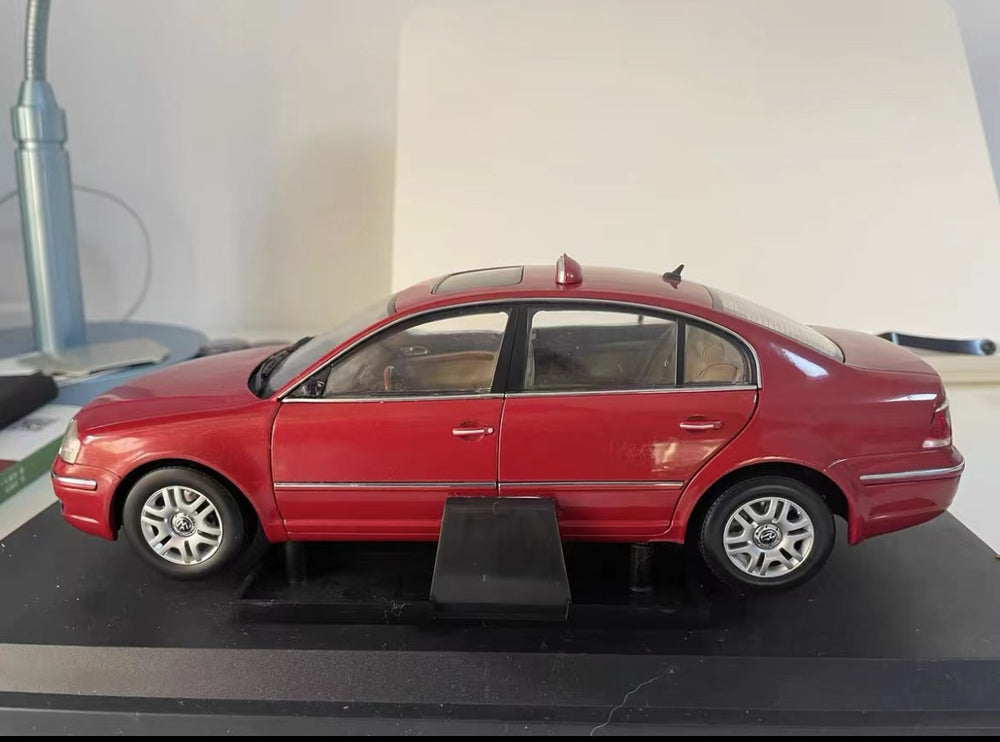 1:18 Volkswagen VW Passat go red diecast scale car model