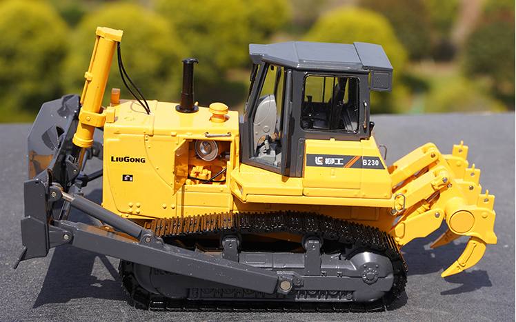 Original factory 1:35 Liugong GLGB230 Limited edition diecast Bulldozer model Alloy loading construction vehicle models for collection