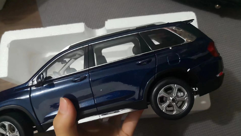 Original 1:18 Hyundai SANTAFE SUV Die Cast Model 2019 Version with small gift