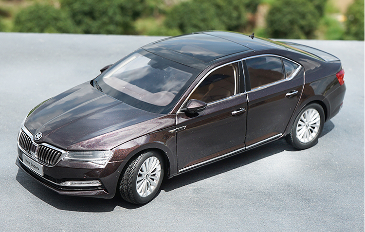 1/18 Dealer Edition 2020 Skoda NEW Superb (Light Champagne) Diecast Car Model for toy gift