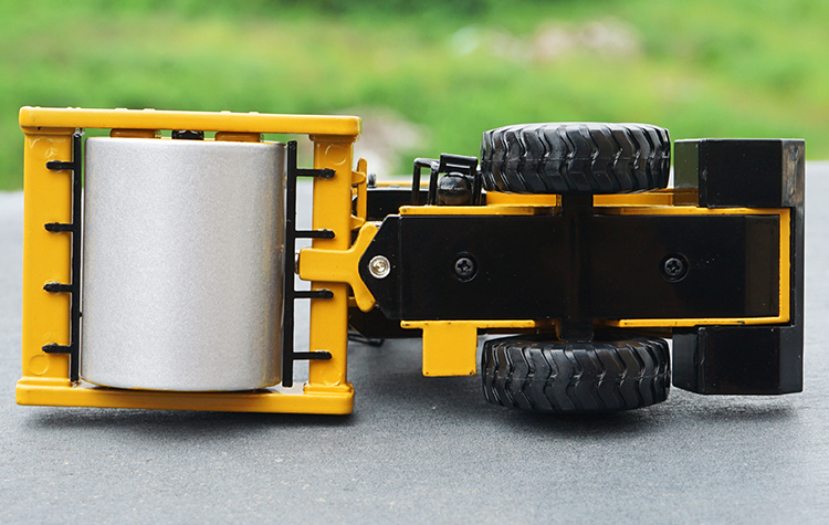 Original factory authentic Shangong 1:32 SEM520 diecast roadroller alloy construction model for toy gift