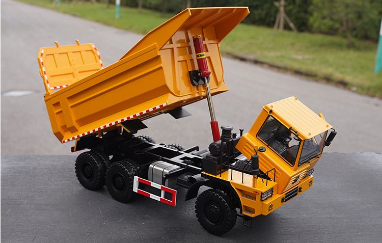 Original factory XCMG 1:24 Yellow Diecast heavy mining dump truck model off-highway large dump truck miniature for sale