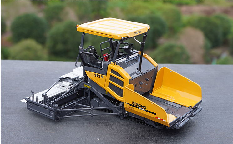 Original factory 1:35 XCMG RP1005T diecast paver model alloy engineering machinery model for gift, toys