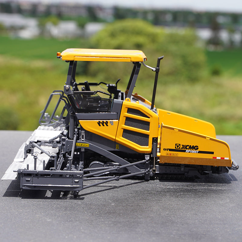 Original factory 1:35 XCMG RP1005T diecast paver model alloy engineering machinery model for gift, toys