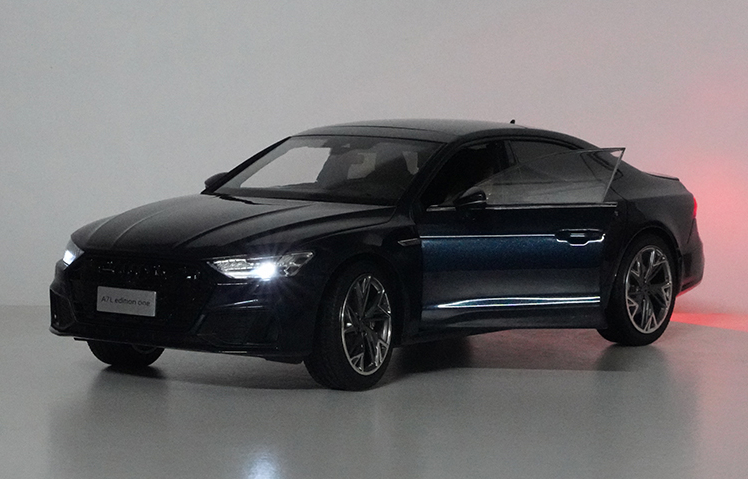 Original factory 1:18 collectible Audi A7L alloy simulation car model for gift, collection