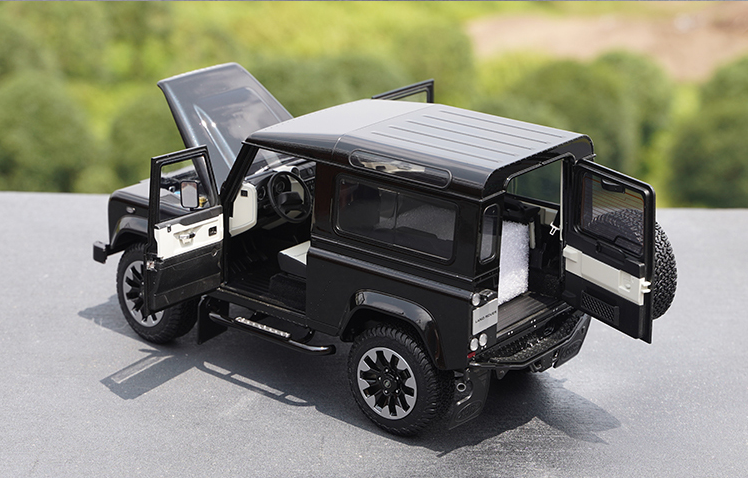 1:18 LCD Land Rover Defender 90 Works V8 70th Edition diecast alloy toy scale car model for gift, collection