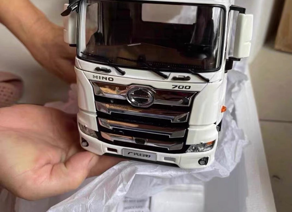 High quality collectiable 1:24 Hino 700 tractor Truck Model for collection, gift, demonstration