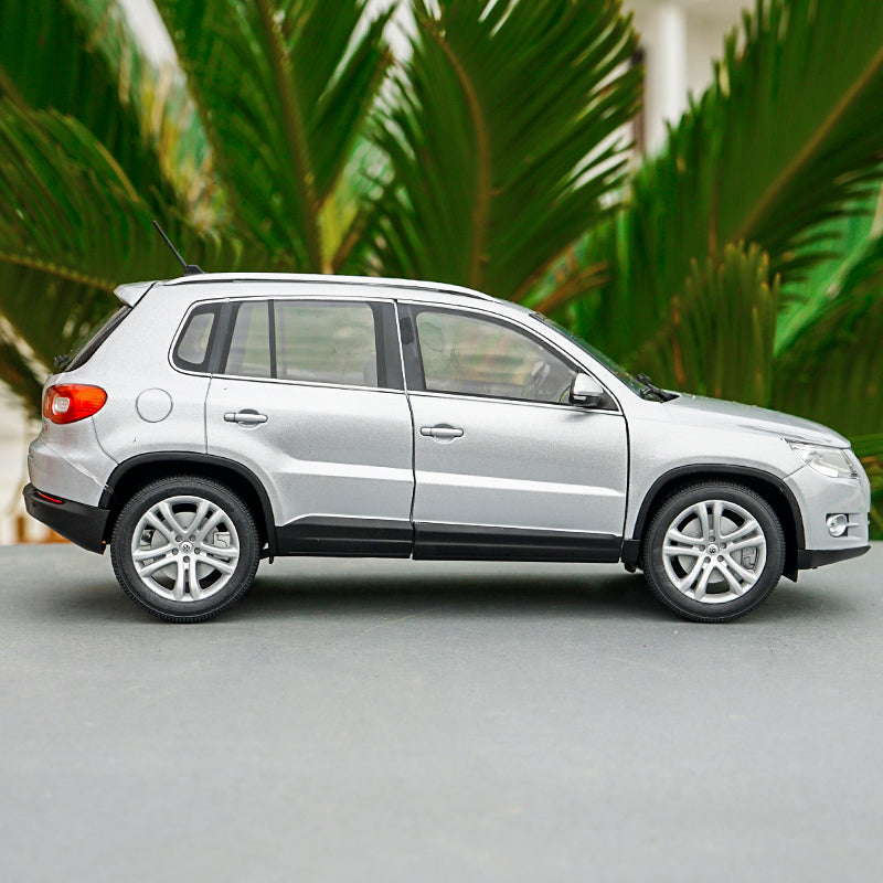 https://www.carmodelfactory.com/cdn/shop/products/original_1_18_Norev_Volkswagen_VW_Tiguan_Silver_Diecast_Car_Model_with_small_gift1.jpg?v=1573799335