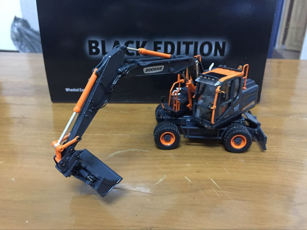 UH8138 1 50 Doosan Dx160w Wheeled Excavator Diecast Toy Model Black Limited Editon VERY RARE