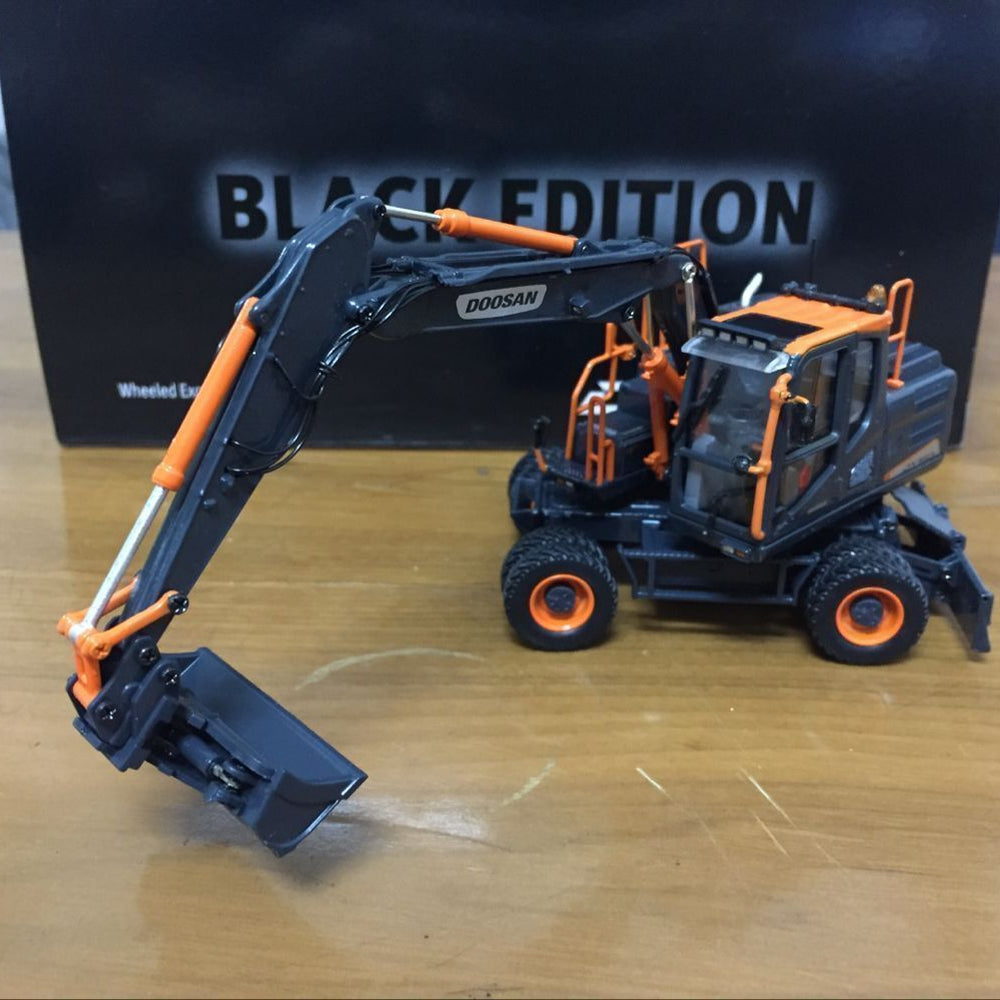 UH8138 1 50 Doosan Dx160w Wheeled Excavator Diecast Toy Model Black Limited Editon VERY RARE