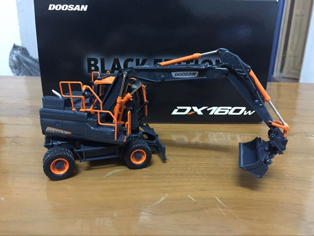 UH8138 1 50 Doosan Dx160w Wheeled Excavator Diecast Toy Model Black Limited Editon VERY RARE