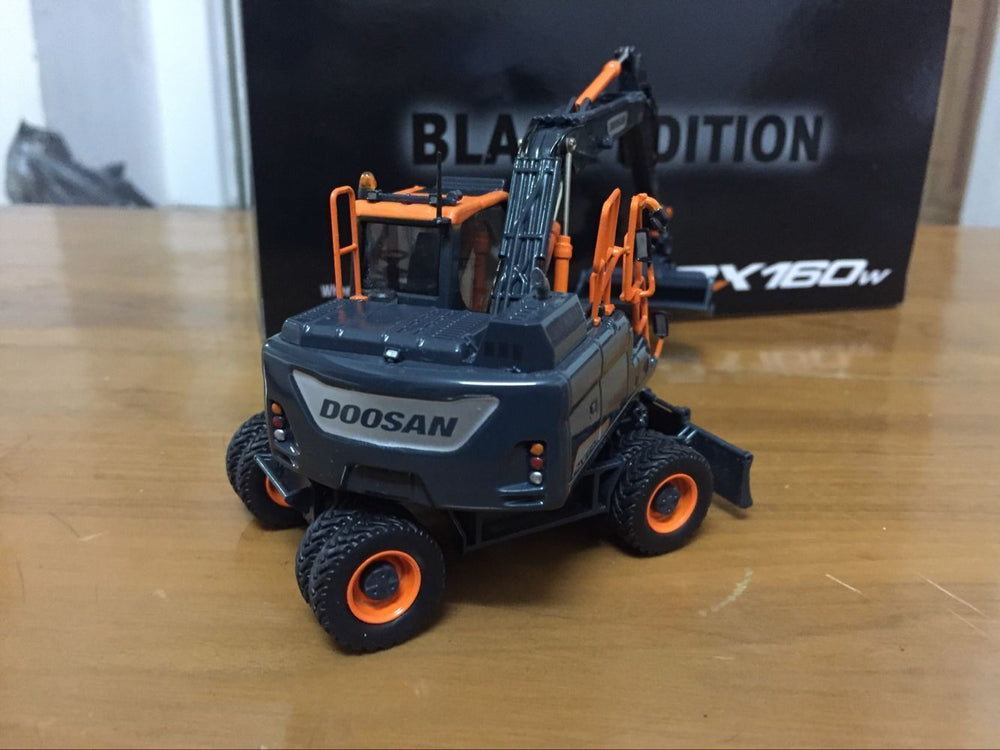 UH8138 1 50 Doosan Dx160w Wheeled Excavator Diecast Toy Model Black Limited Editon VERY RARE