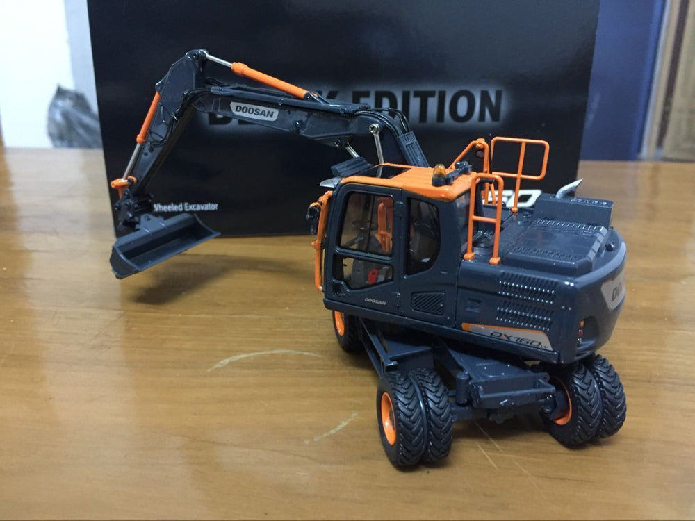 UH8138 1 50 Doosan Dx160w Wheeled Excavator Diecast Toy Model Black Limited Editon VERY RARE