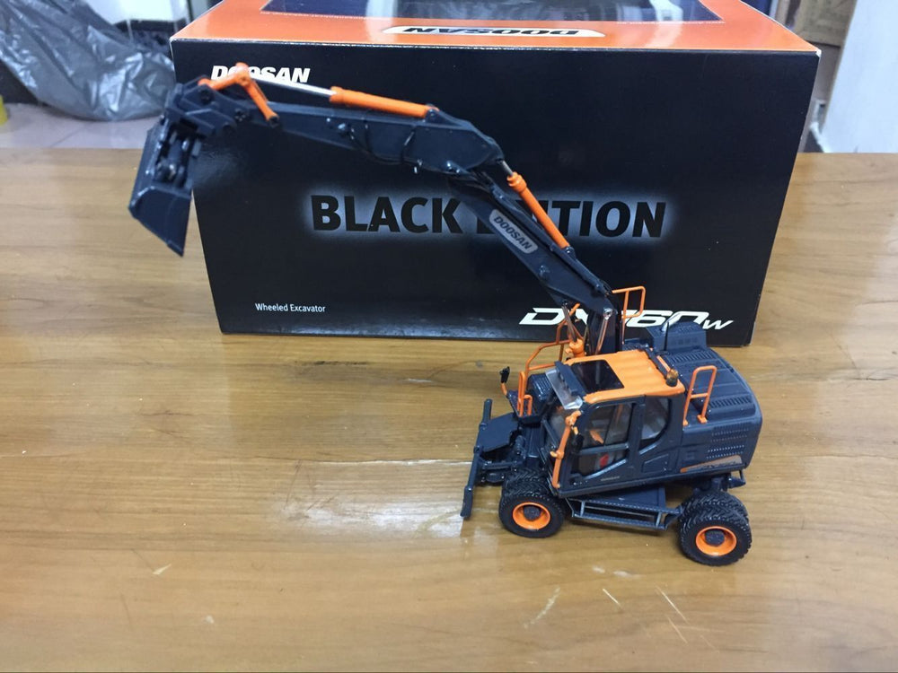 UH8138 1 50 Doosan Dx160w Wheeled Excavator Diecast Toy Model Black Limited Editon VERY RARE