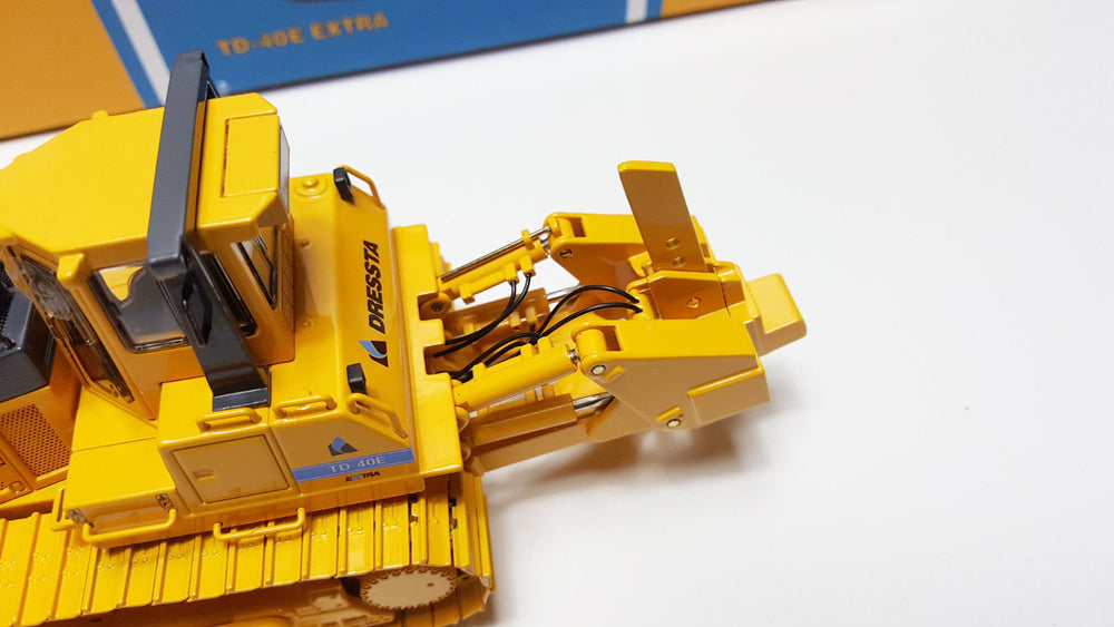 Original Authorized Authentic 1:50 Scale Liugong Dressta TD-40E Engineering Machinery Bulldozer toy metal Model for Christmas gift,collection