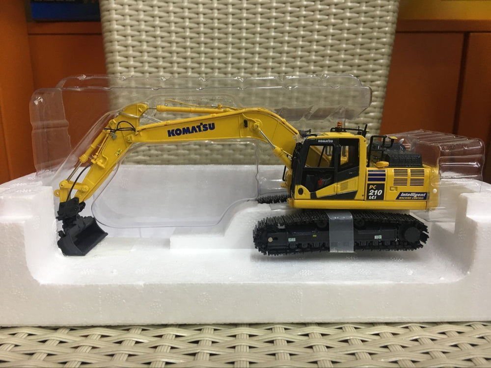 Original Authorized Authentic Diecast Uh8123 1:50 Komatsu Pc210lci-11 Excavator Diecast toy models for Christmas gift,collection